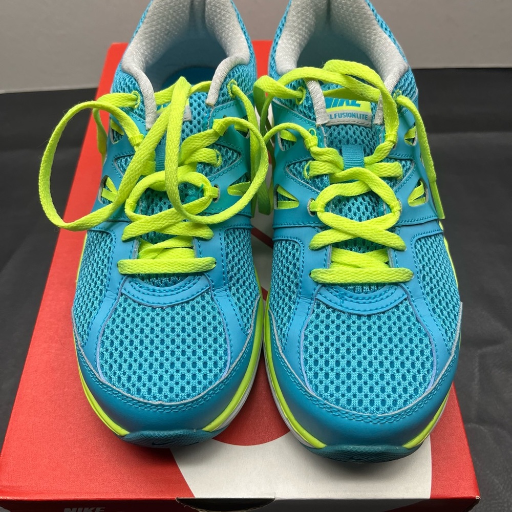 Women’s Nike Tennis shoes - Size: 6 - Worn one time/ Like new - Picture 2 of 6